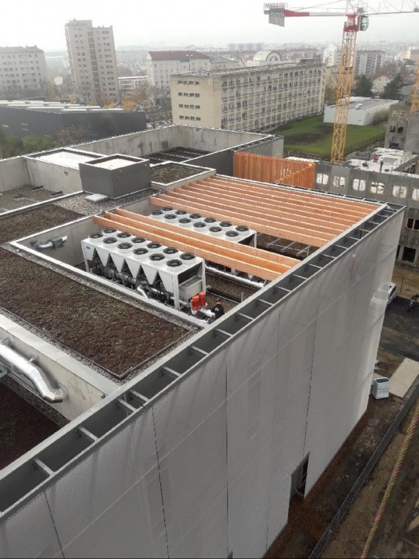 Levage d'un brise vue en bois lamellé-collé douglas