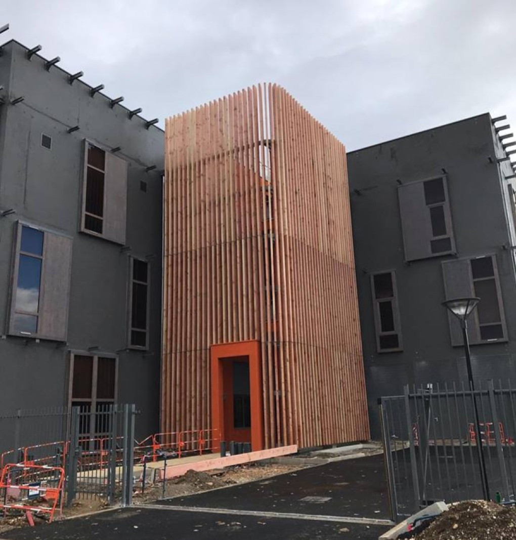 Chantier d’habillage de façade en bardage Douglas massif ajouré