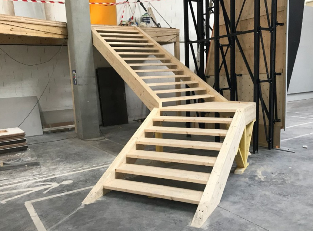 Mezzanine et escalier en lamellé-collé, dans la nouvelle salle d’escalade VERTICAL ART