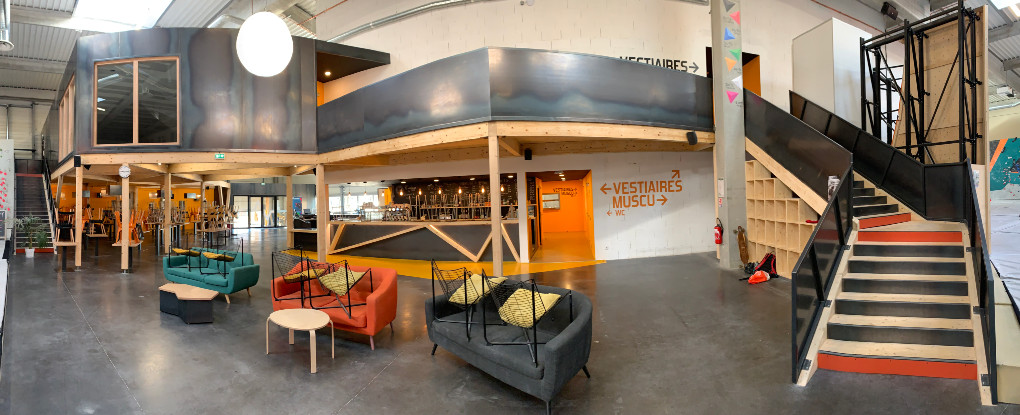 Mezzanine et escalier en lamellé-collé, dans la nouvelle salle d’escalade VERTICAL ART