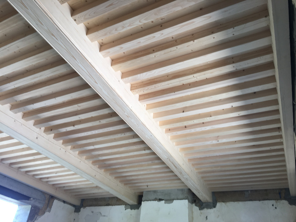 Création d'un plafond à la française en bois massif
