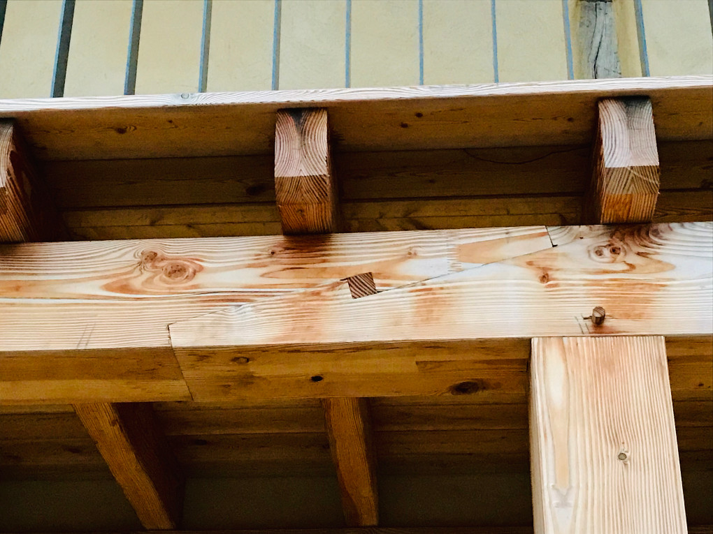 Remplacement d'une coursive et d'une terrasse en mélèze.
