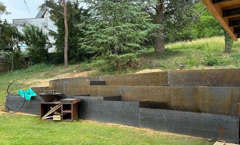Aménagez votre terrain en pente avec de l'acier corten.