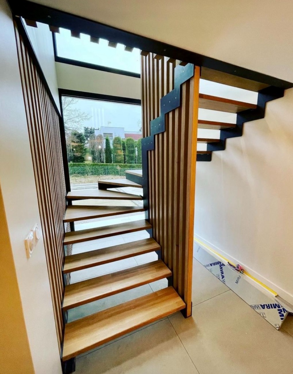 Escalier structure métal et garde corps vertical bois