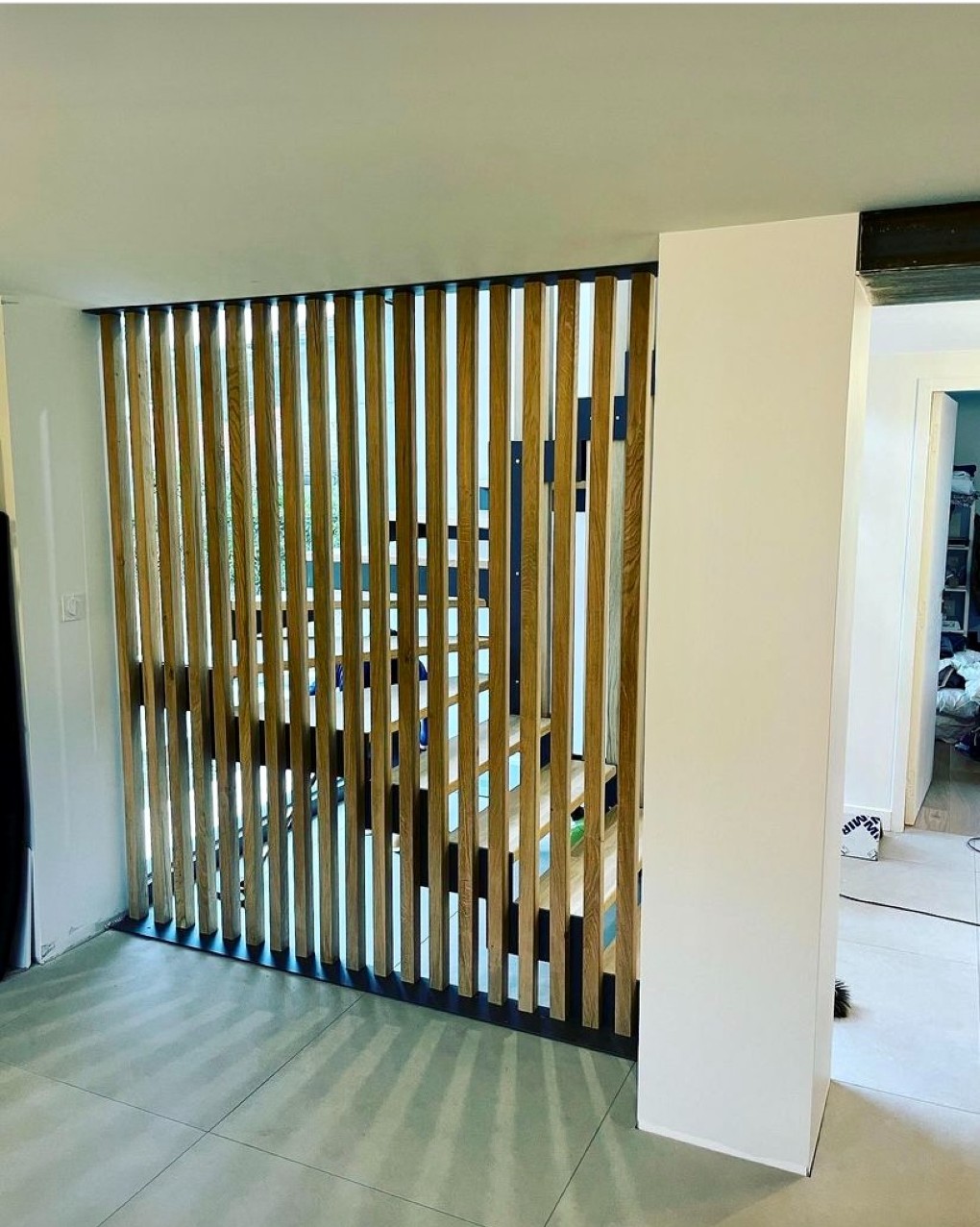 Escalier structure métal et garde corps vertical bois