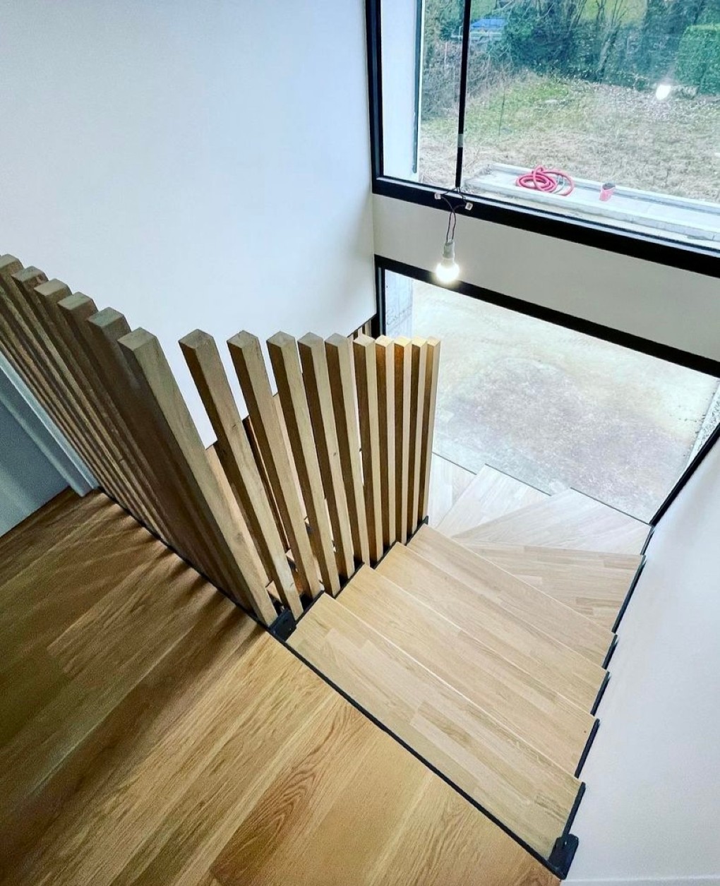 Escalier structure métal et garde corps vertical bois